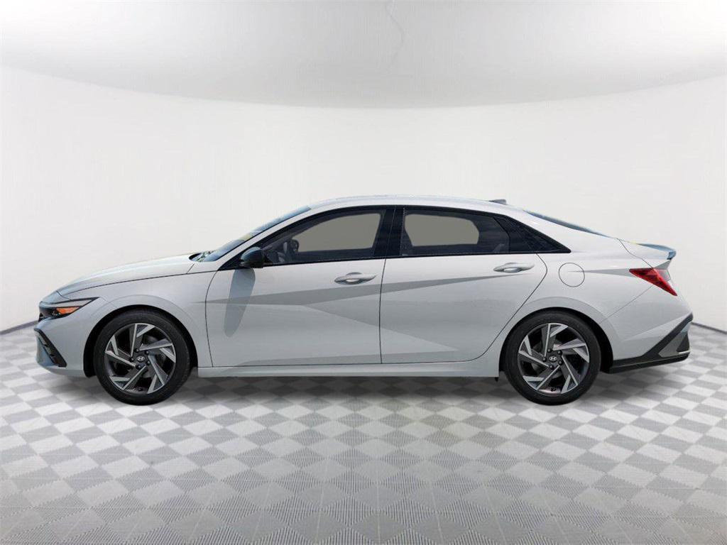 2026 Hyundai Elantra SEL Sport photo 2