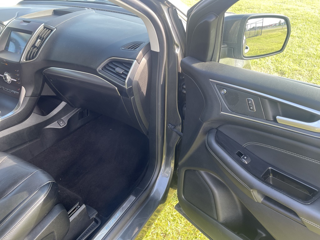 2020 Ford Edge Titanium photo 21