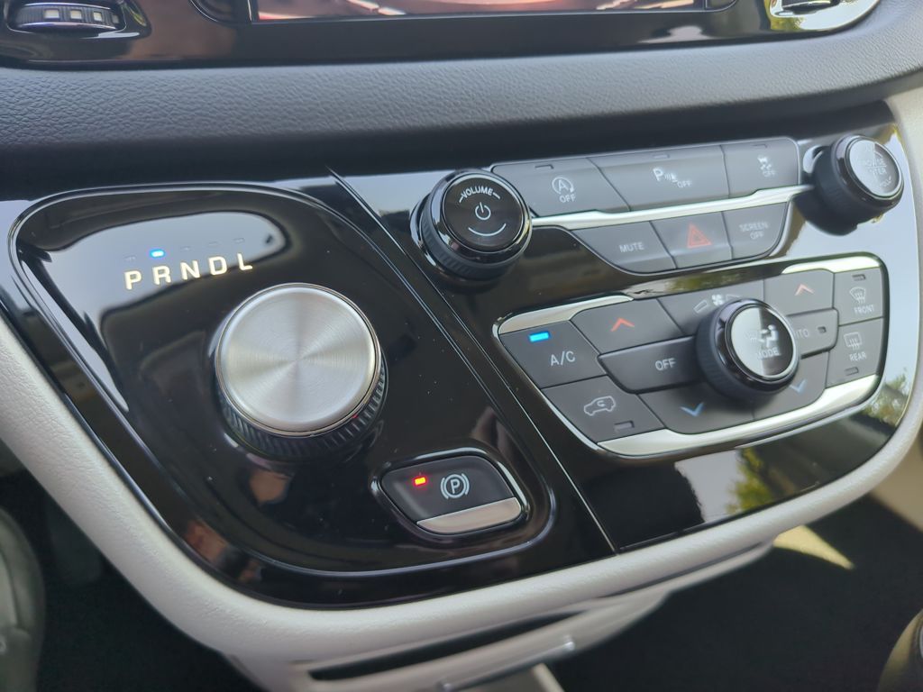 2020 Chrysler Pacifica Touring L photo 17