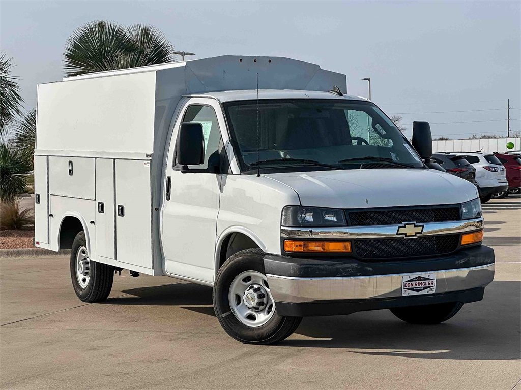 2025 Chevrolet Express Cutaway Base's photo