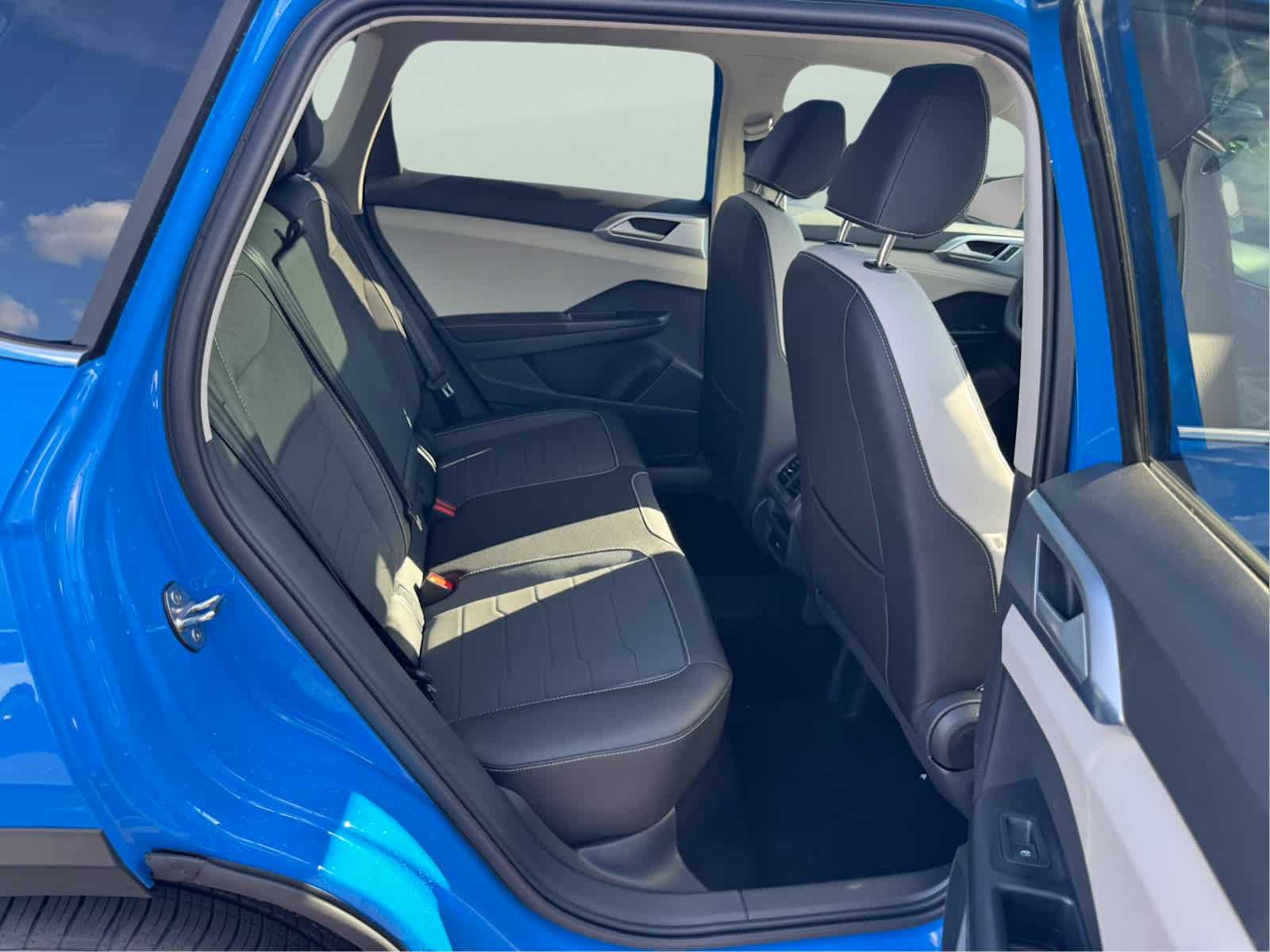 2025 Volkswagen Taos SE photo 40