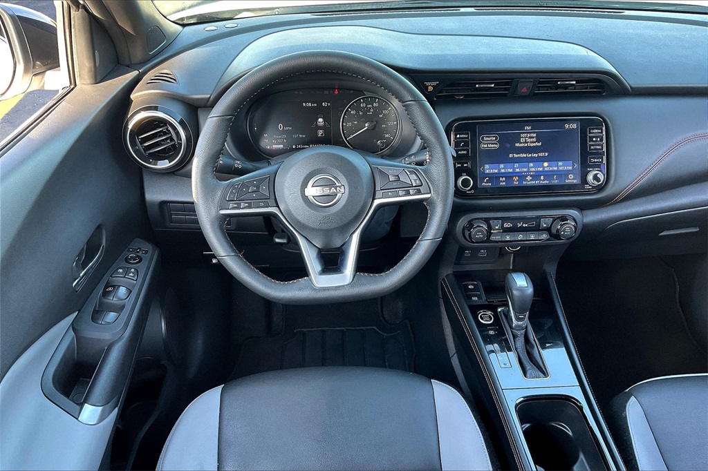 2023 Nissan Kicks SR photo 2