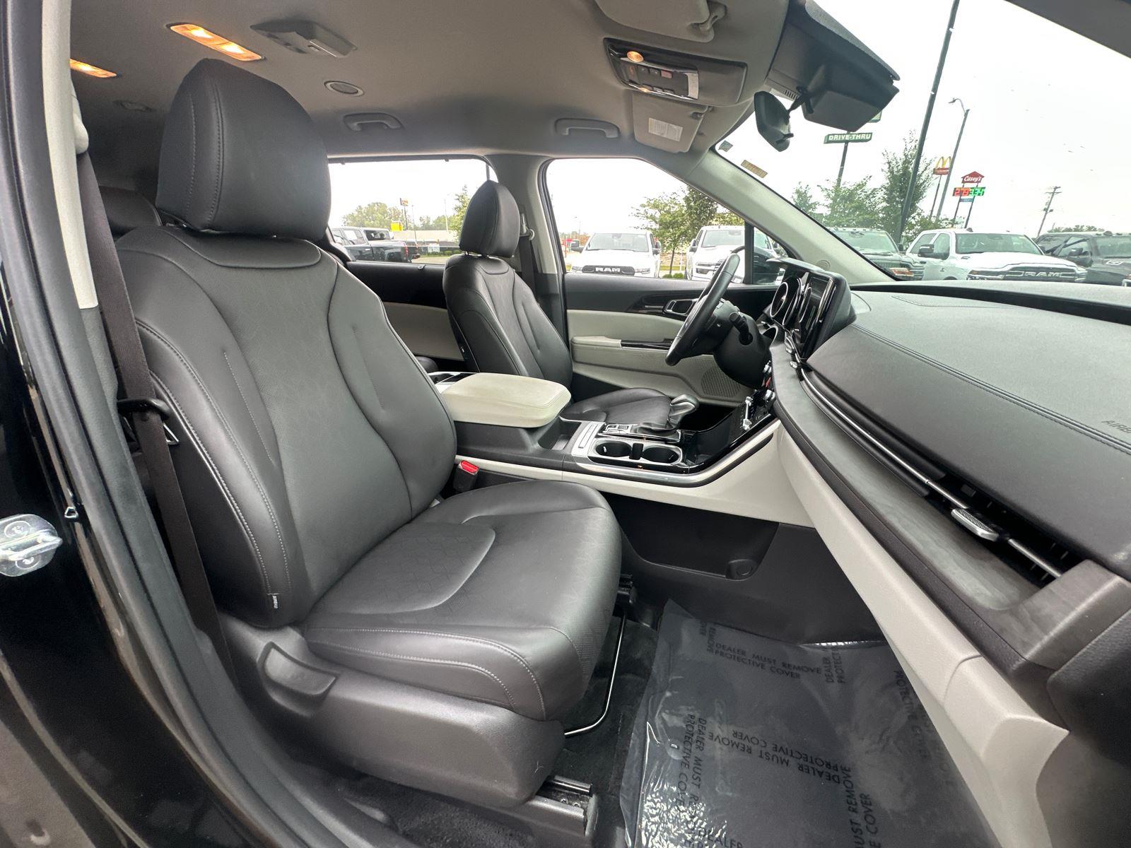 2024 Kia Carnival EX photo 29