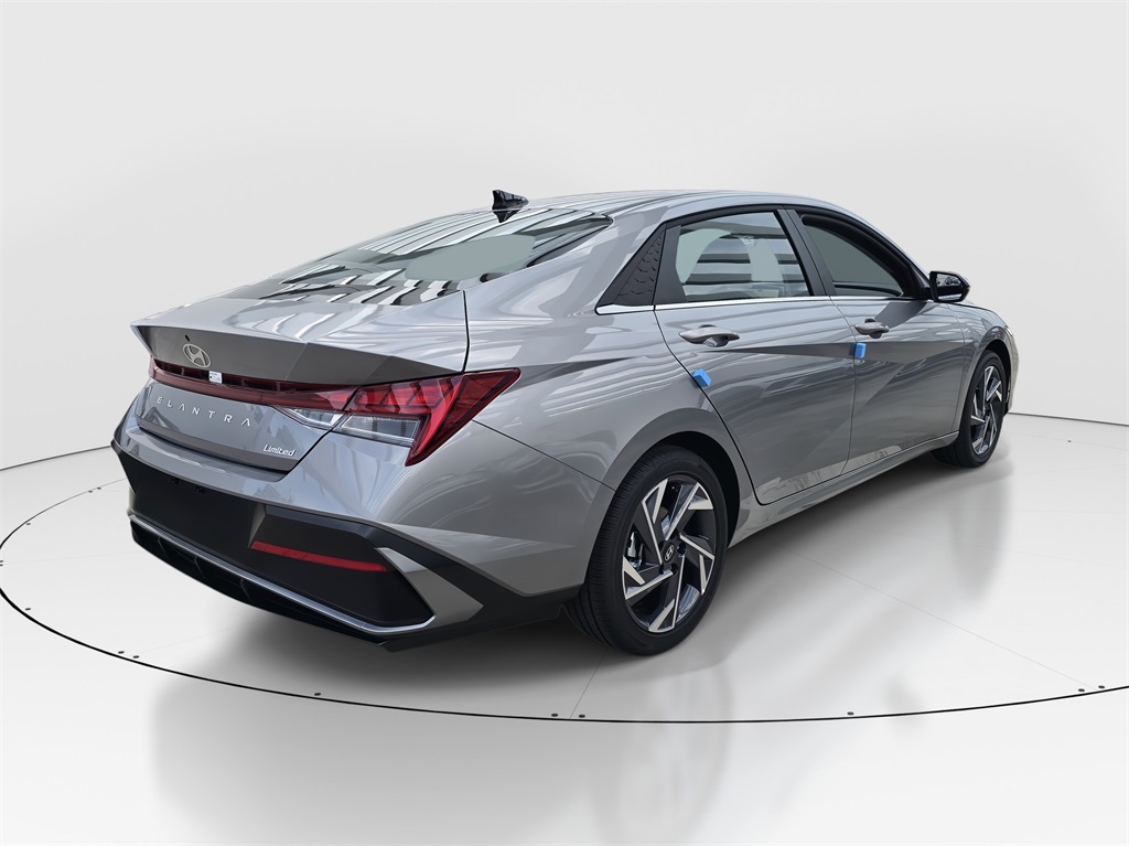 2025 Hyundai Elantra Limited photo 3