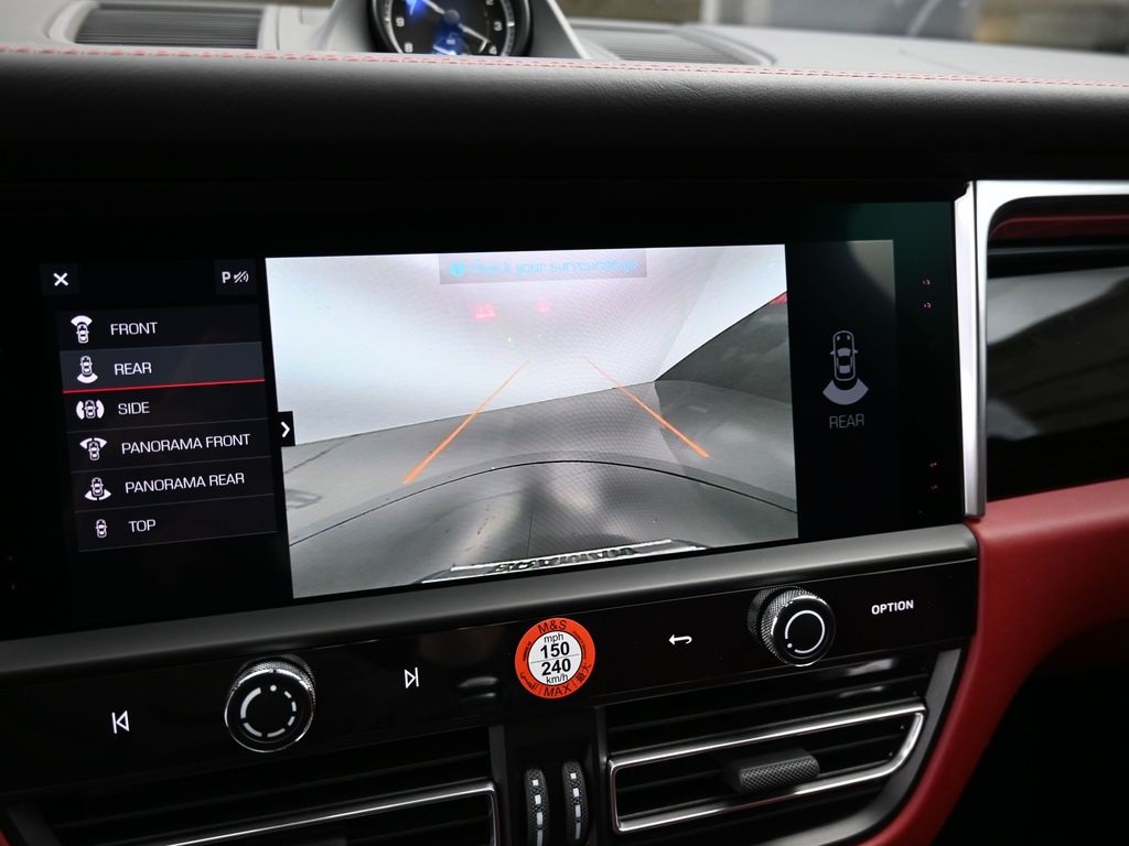 2026 Porsche Macan T photo 21