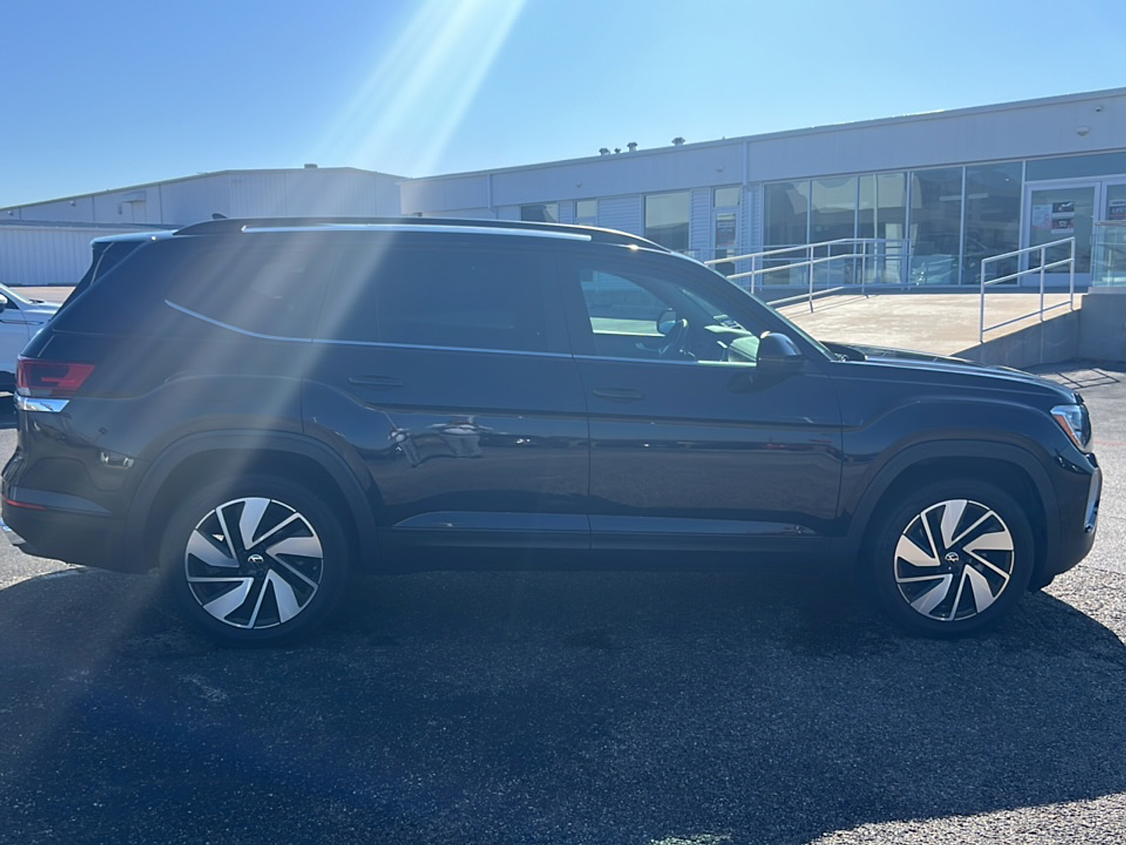 2024 Volkswagen Atlas SE Technology photo 2