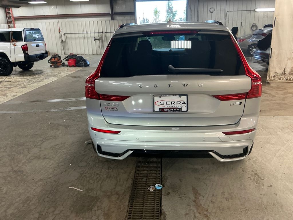 2023 Volvo XC60 B5 Ultimate photo 2