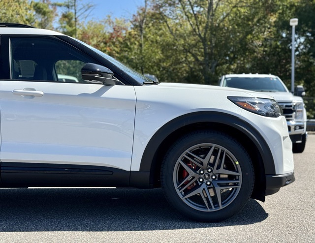 2025 Ford Explorer ST photo 2