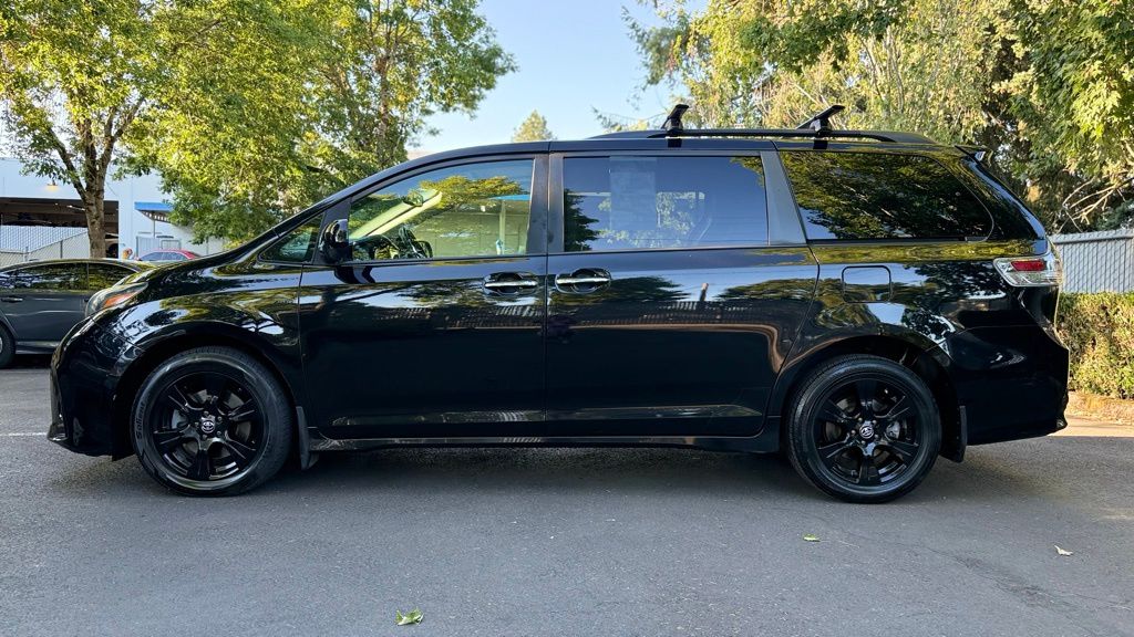 2020 Toyota Sienna SE Premium photo 3