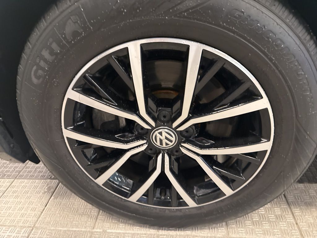 2021 Volkswagen Tiguan SE photo 4