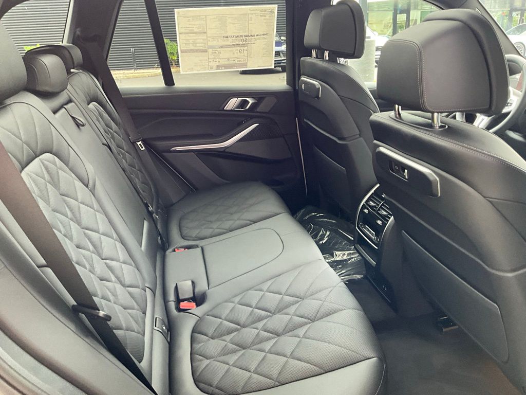 Used 2025 Alpine White BMW M60i image 8