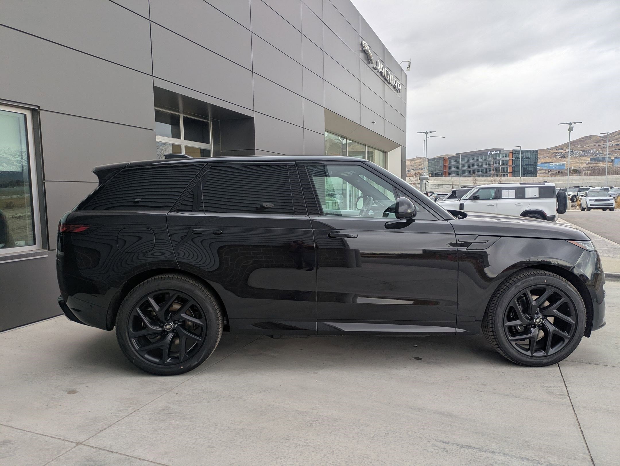 2025 Land Rover Range Rover Sport SE photo 4