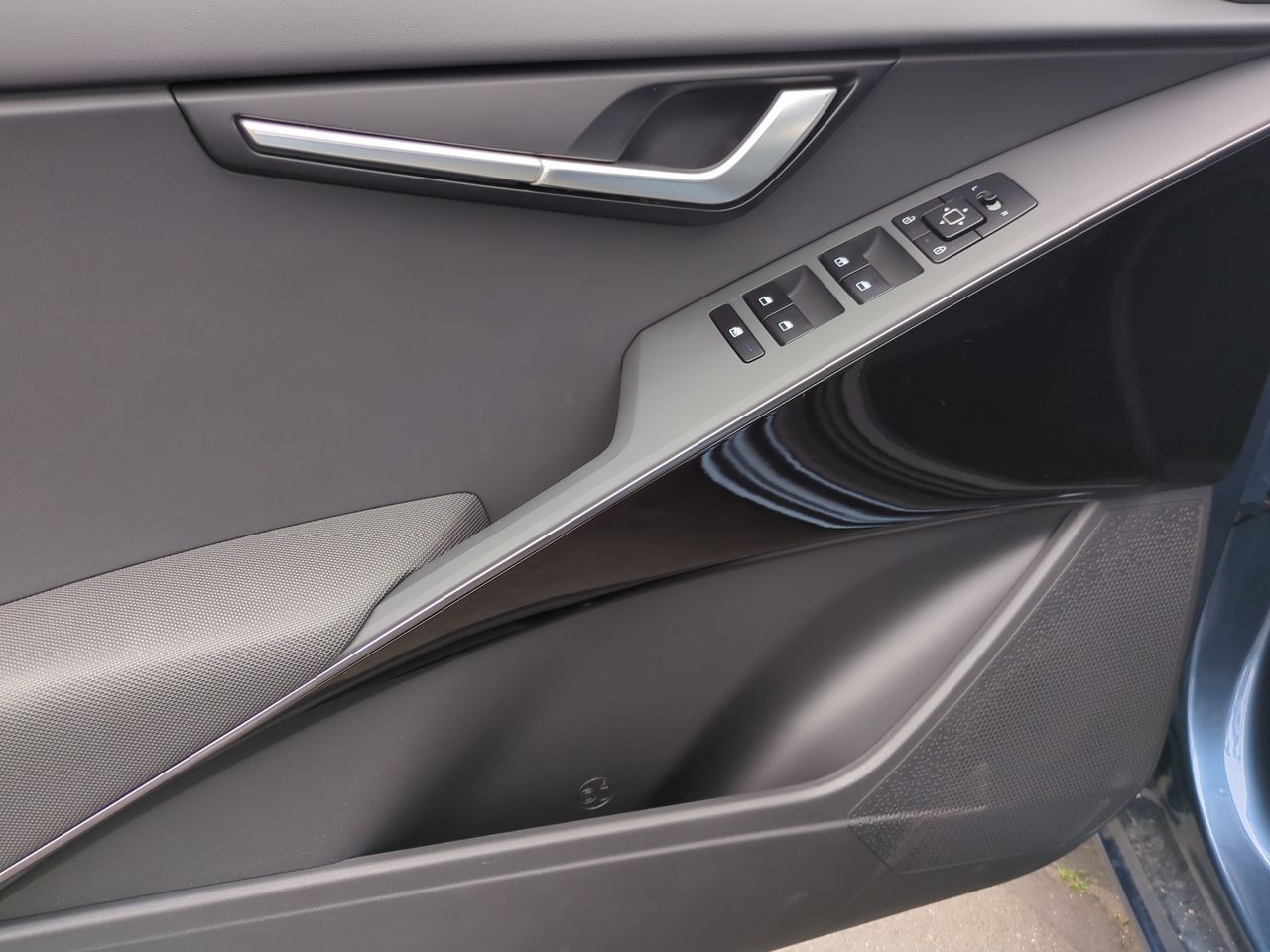 2025 Kia Niro EX photo 17