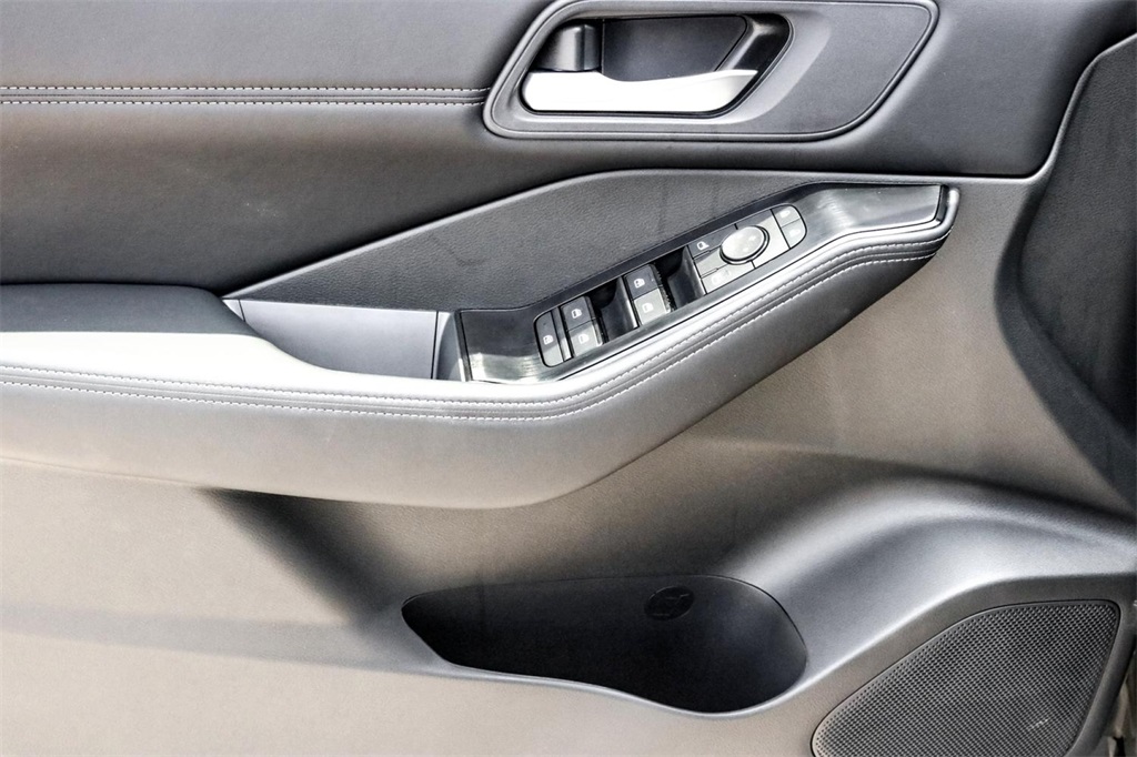 2025 Nissan Rogue SV photo 6