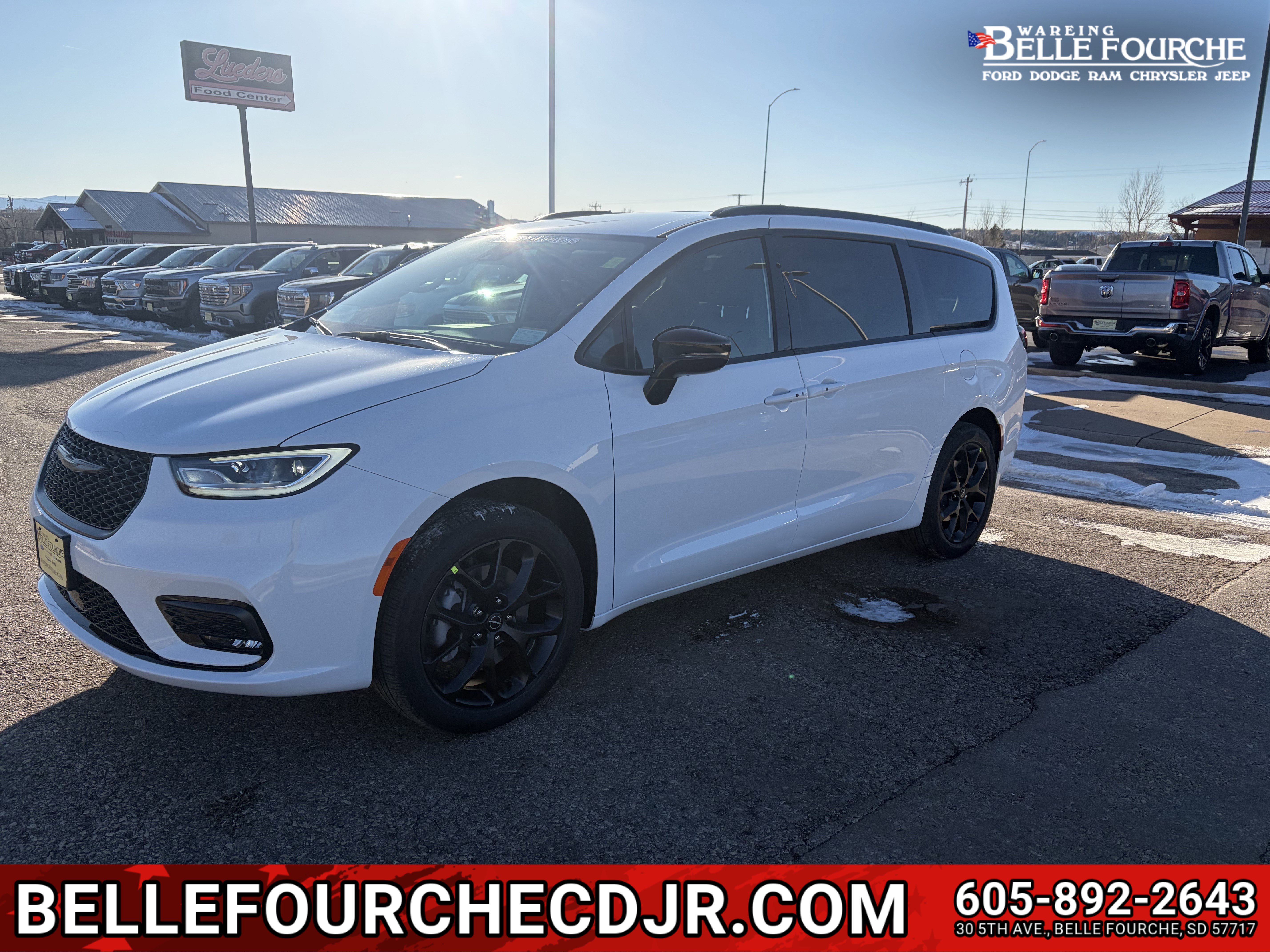 2026 Chrysler Pacifica Select's photo