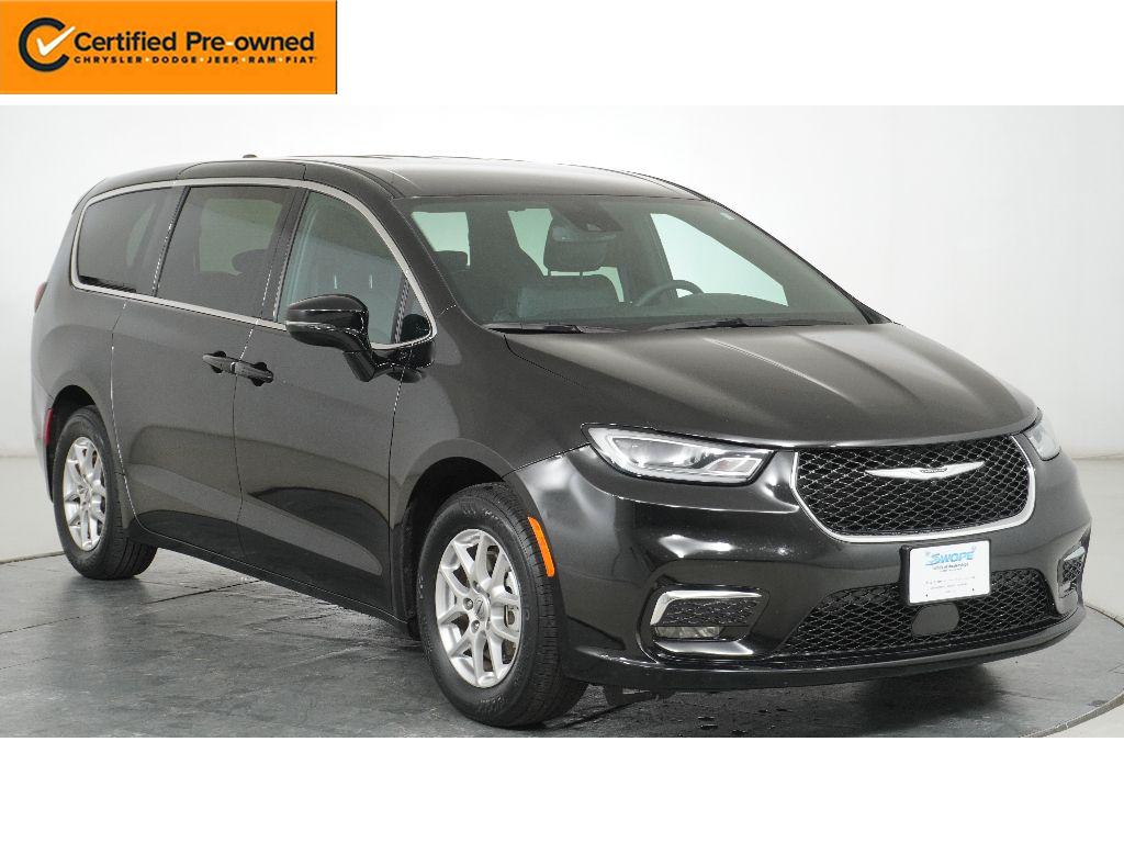 2025 Chrysler Pacifica Select's photo