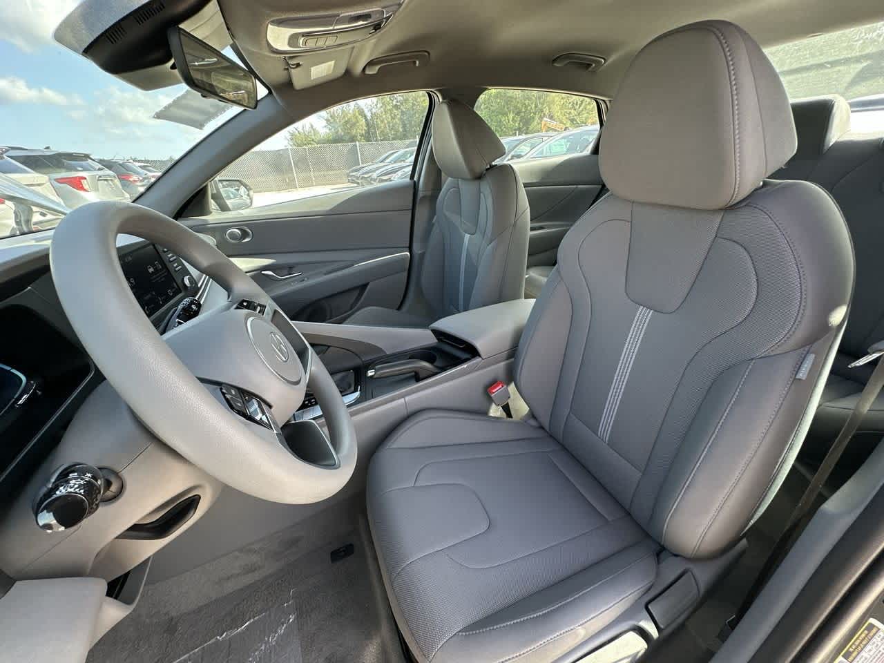 2025 Hyundai Elantra SE photo 13