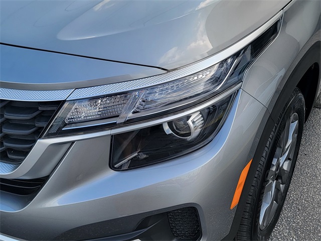 2023 Kia Seltos LX photo 9