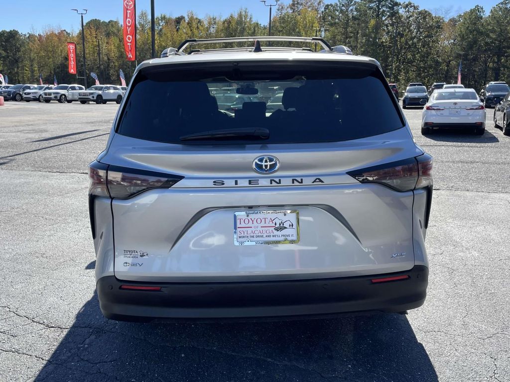 2025 Toyota Sienna XLE photo 3