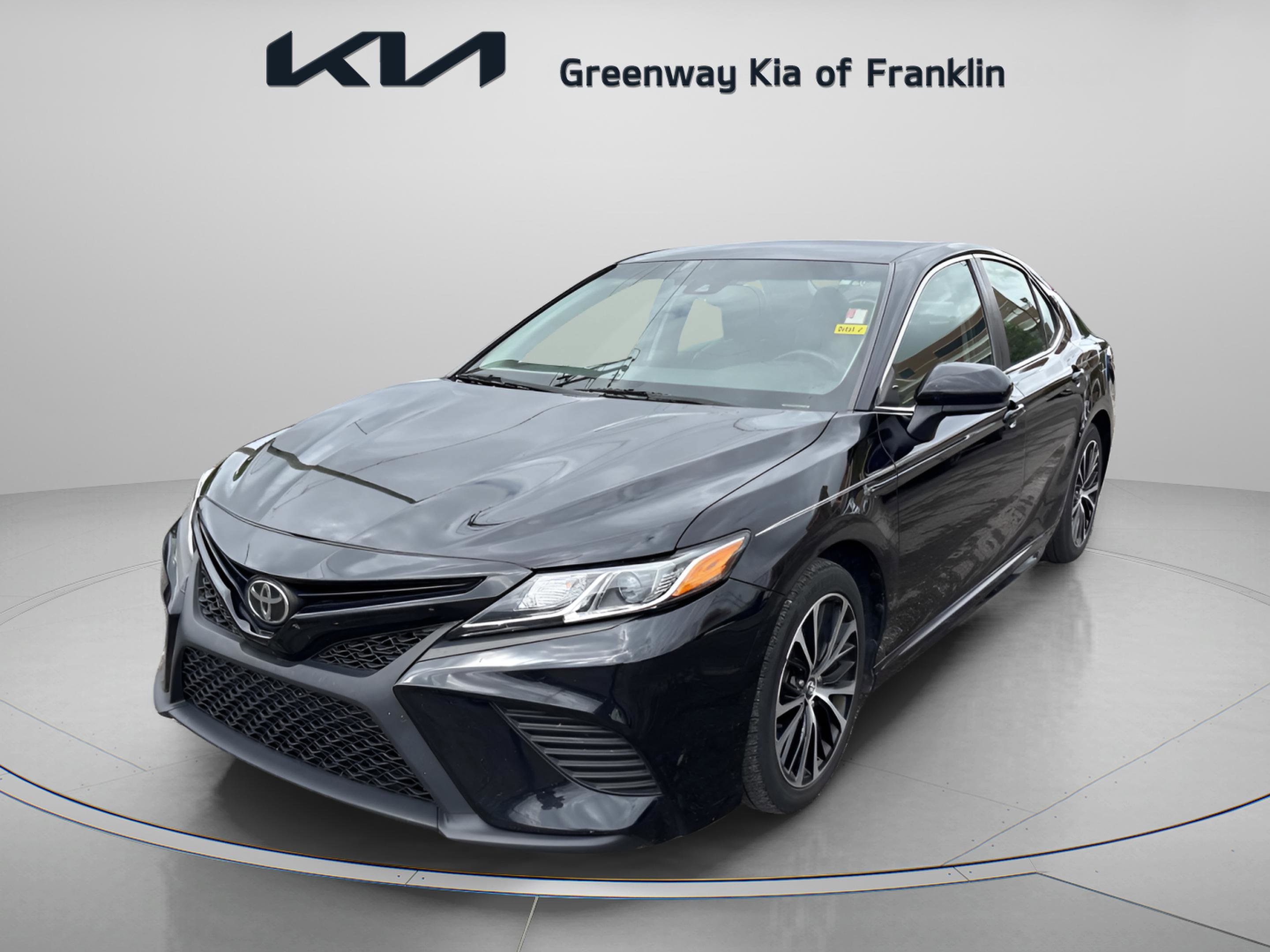 2019 Toyota Camry SE photo 3
