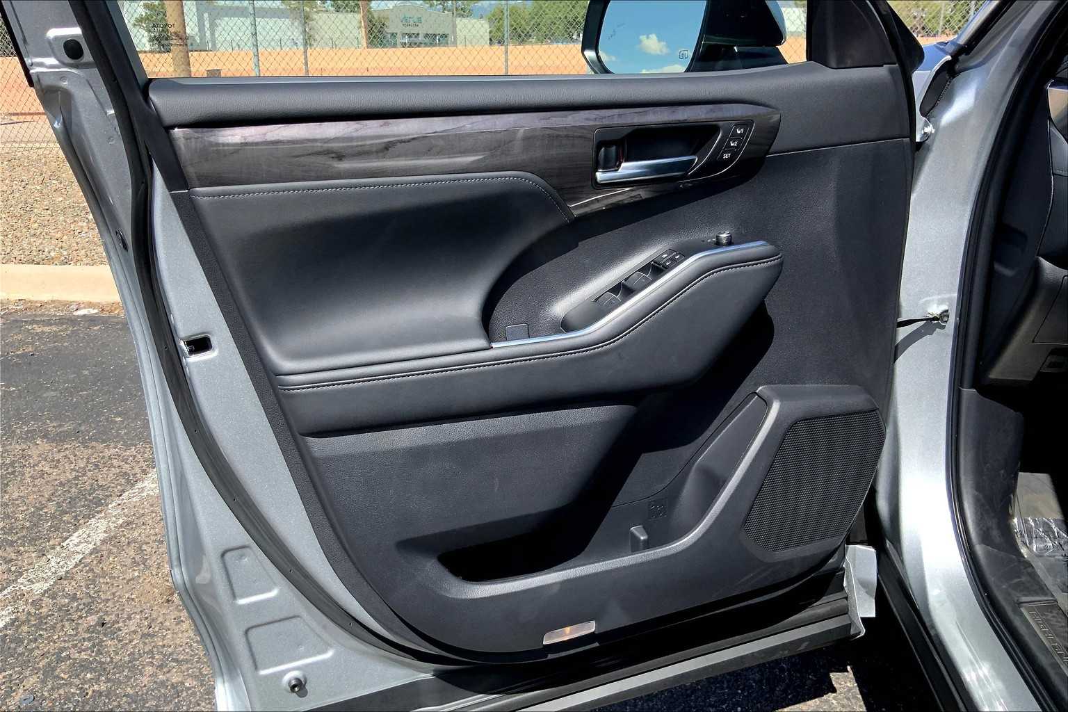 2025 Toyota Highlander Platinum photo 18
