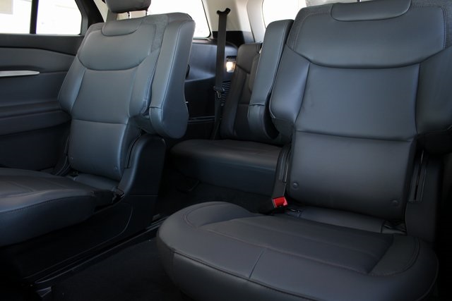 2025 Ford Explorer photo 2