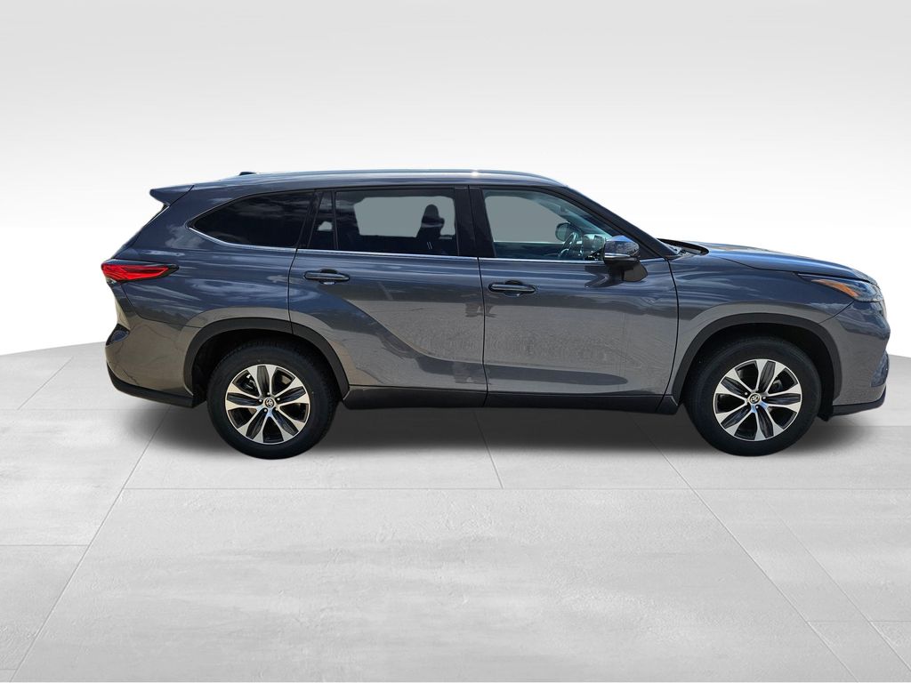 2022 Toyota Highlander XLE photo 3