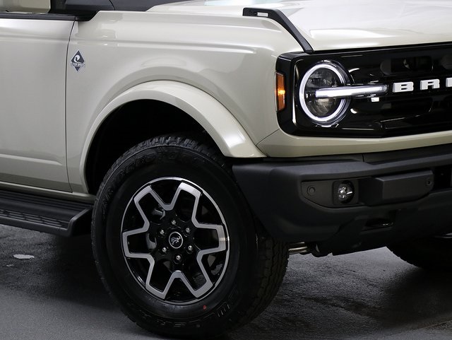 2025 Ford Bronco Outer Banks photo 3