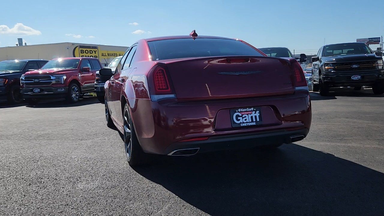 2022 Chrysler 300 Touring L photo 2