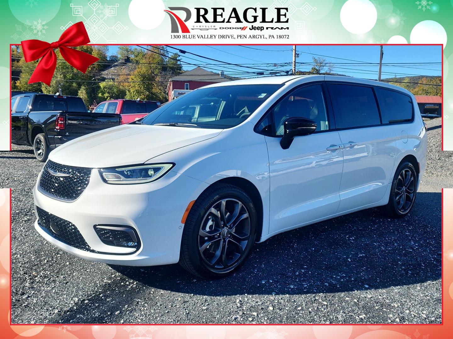 2026 Chrysler Pacifica Select's photo