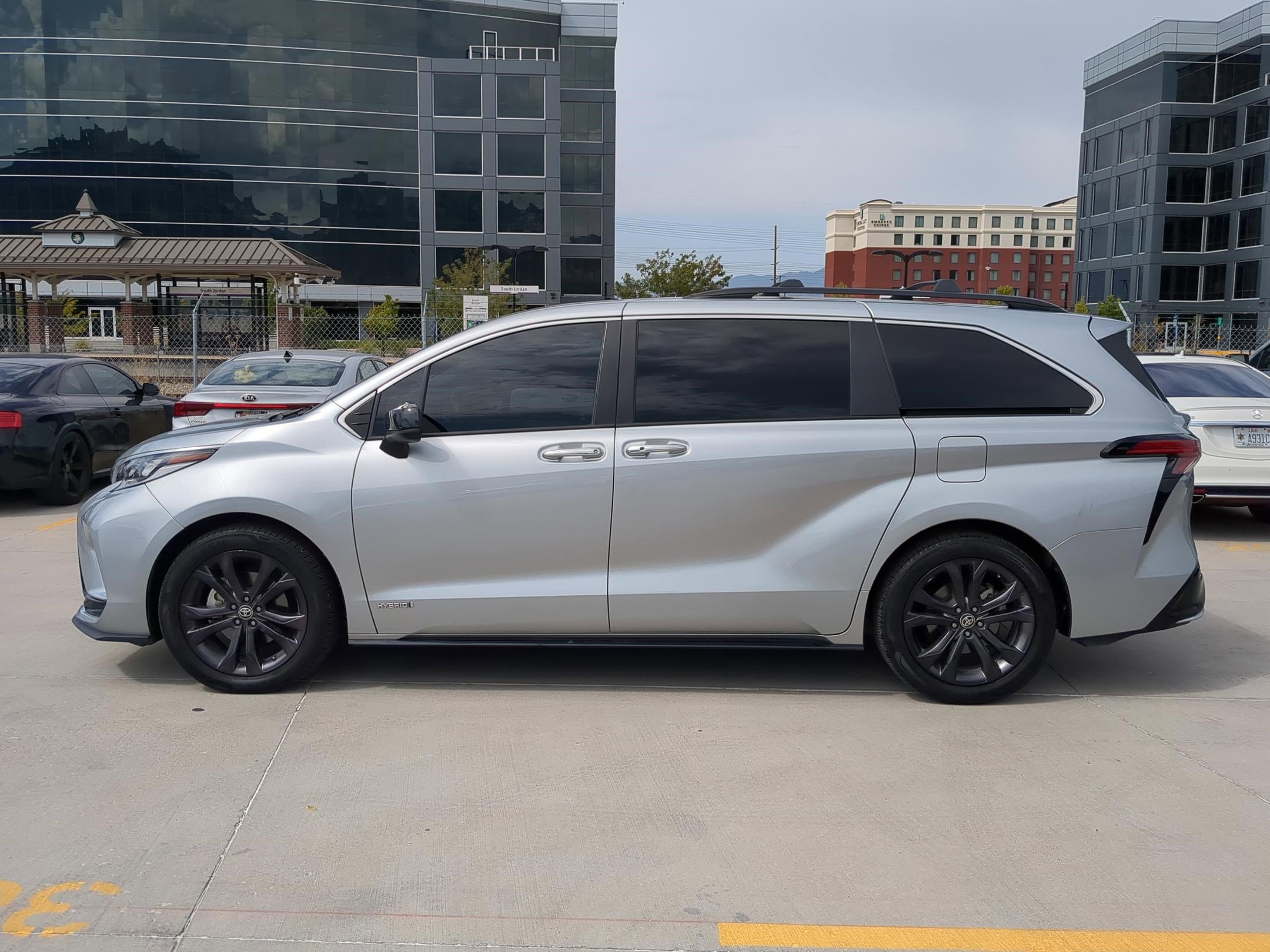 2021 Toyota Sienna XSE photo 2