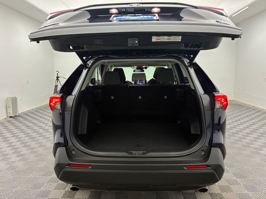 2020 Toyota RAV4 XLE photo 3