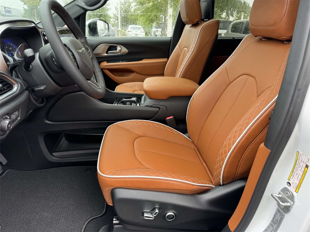 2026 Chrysler Pacifica Pinnacle photo 14