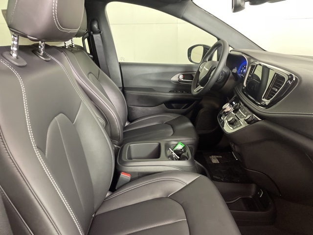 2026 Chrysler Pacifica photo 12