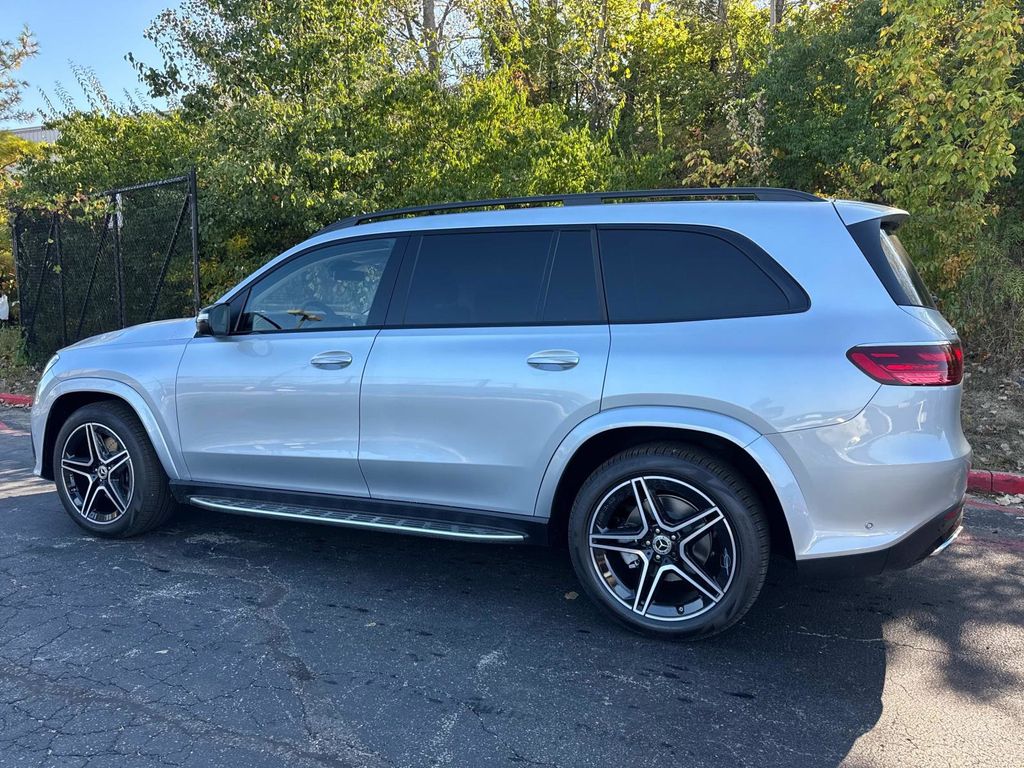 2026 Mercedes Benz GLS 450 4MATIC photo 2