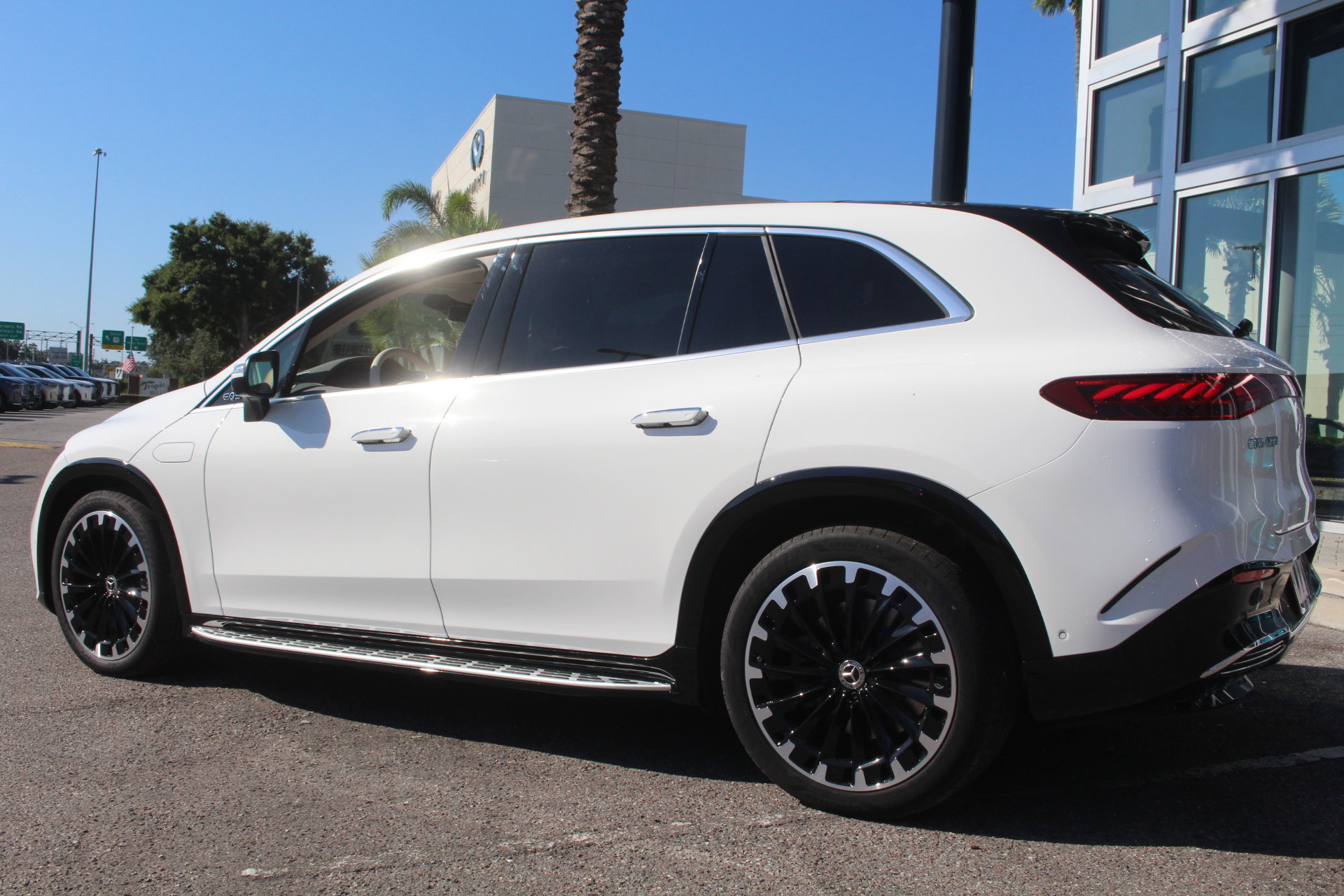 2026 Mercedes Benz EQS SUV 450 4MATIC photo 4