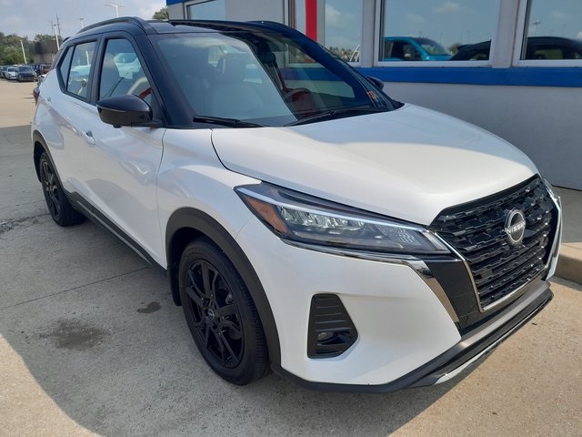 2023 Nissan Kicks SR photo 3