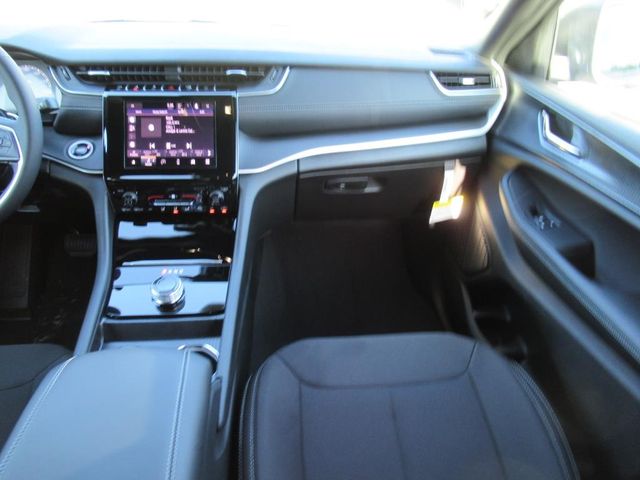 2025 Jeep Grand Cherokee Laredo photo 14