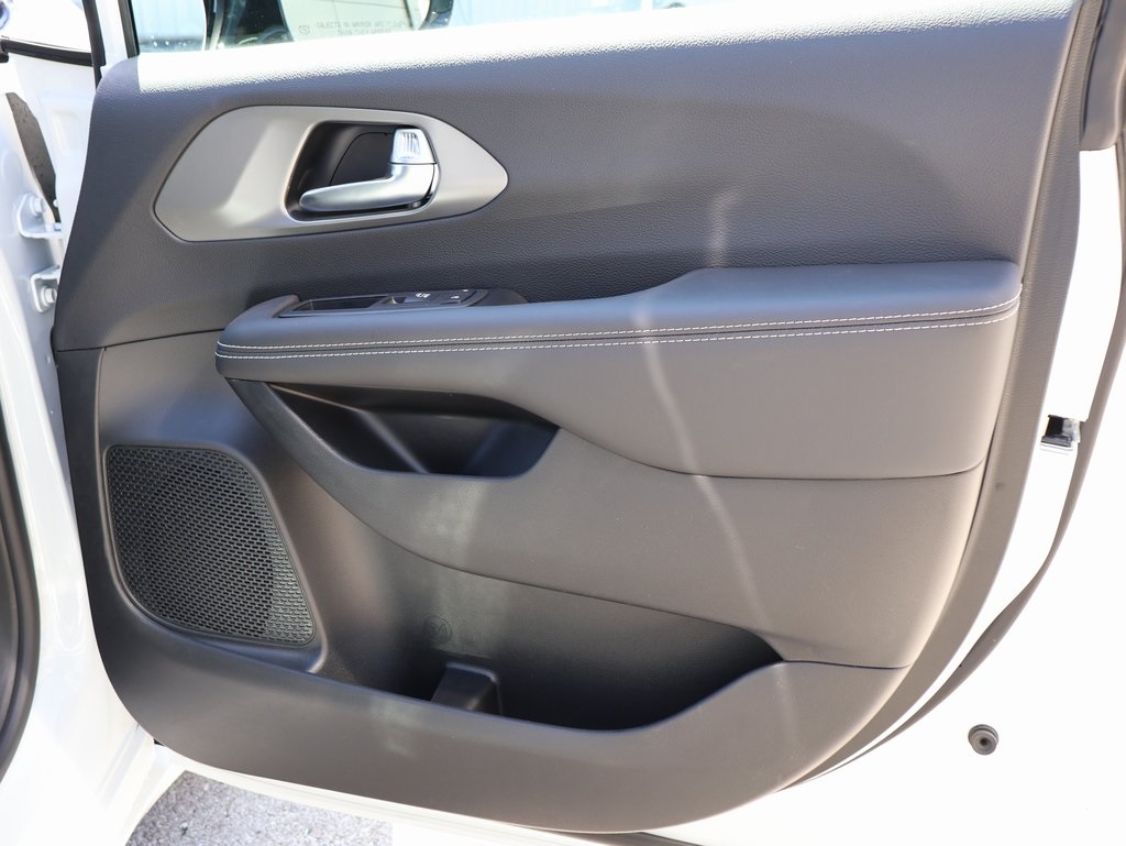 2026 Chrysler Pacifica photo 7