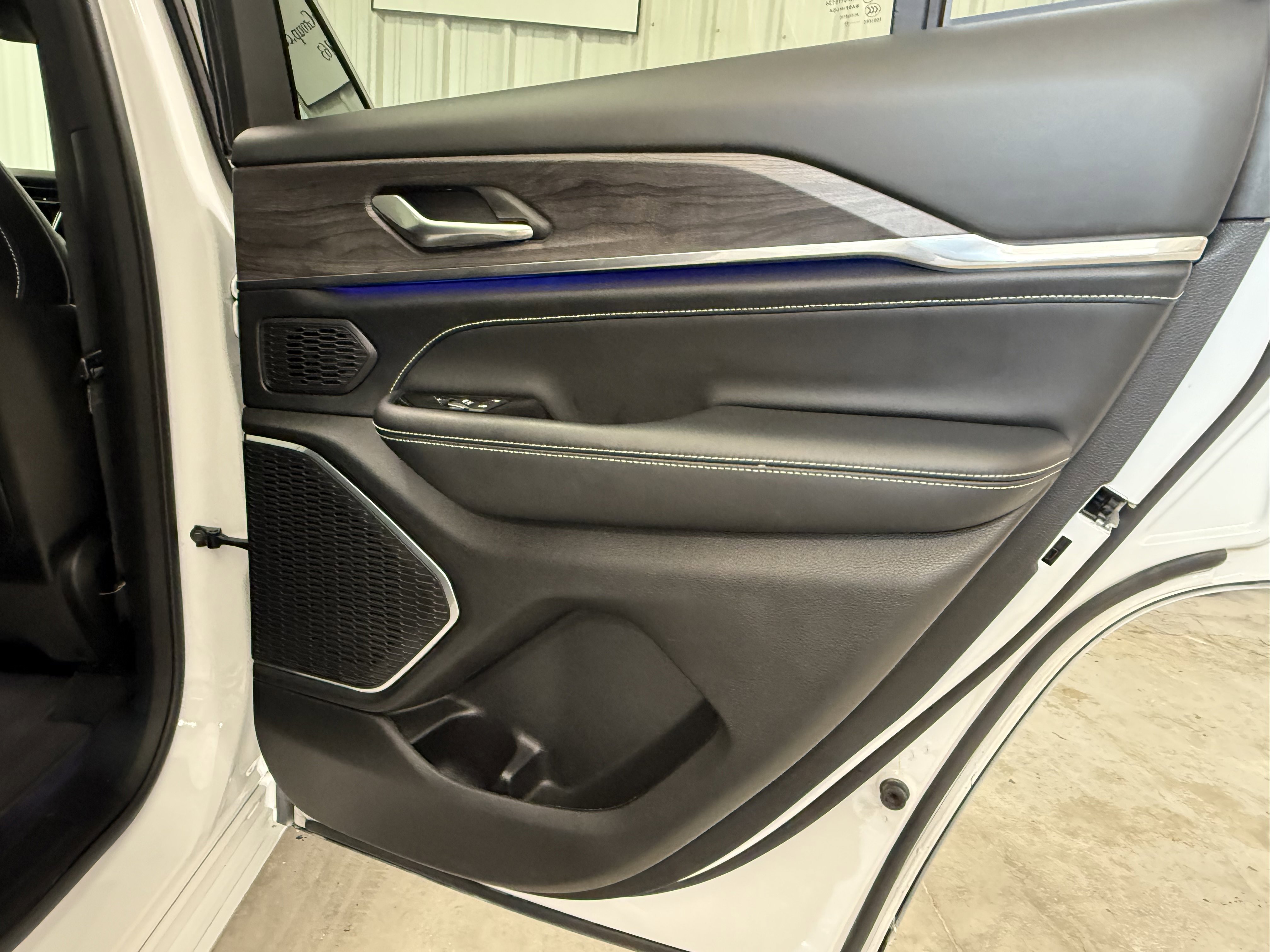 2023 Jeep Grand Cherokee Overland photo 9