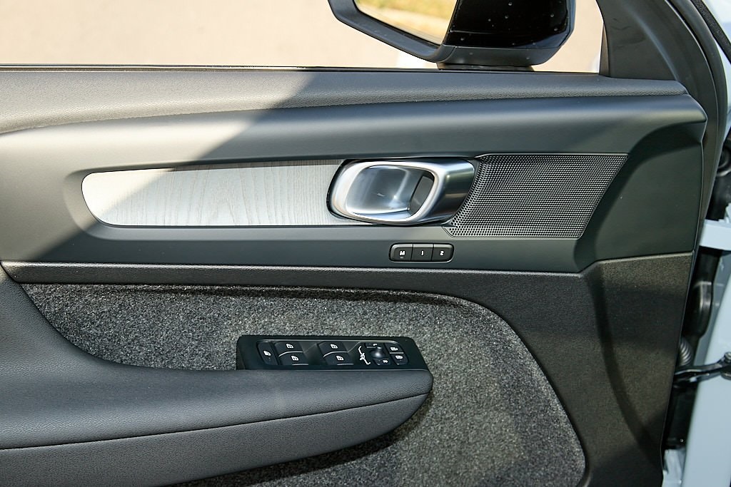 2026 VOLVO XC40 - Image 10