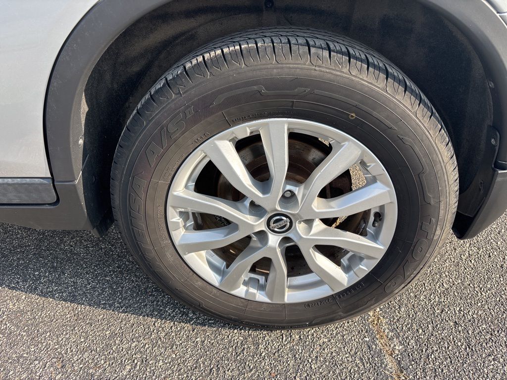 2018 Nissan Rogue SV photo 11