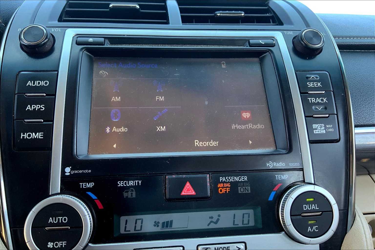 2014 Toyota Camry Hybrid XLE photo 33