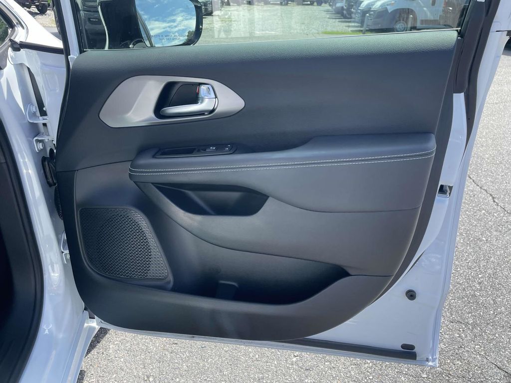 2025 Chrysler Voyager LX photo 15