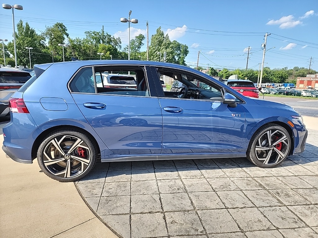 2025 Volkswagen Golf GTI SE photo 4