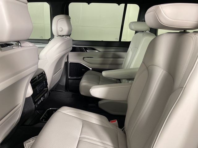 2025 Jeep Wagoneer Series III photo 32