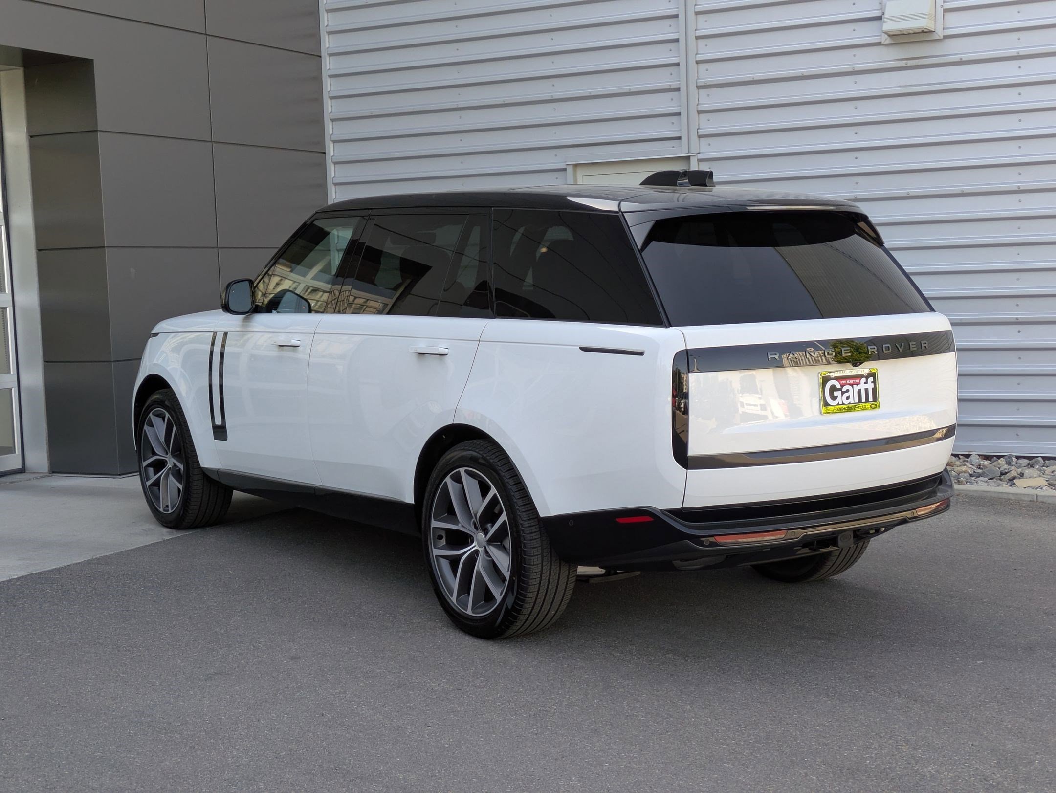 2025 Land Rover Range Rover SE photo 3