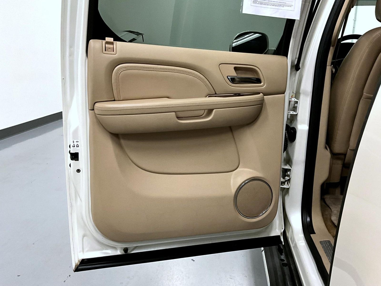 2011 Cadillac Escalade ESV Luxury photo 21