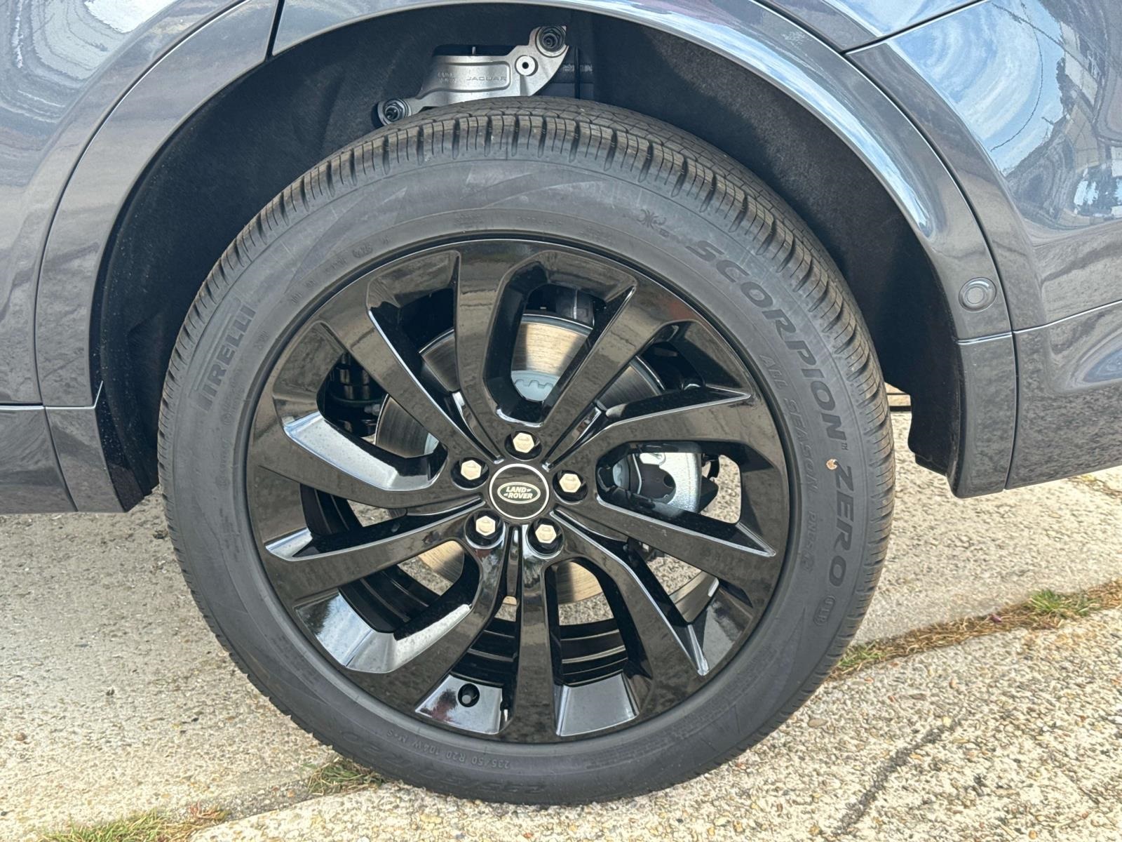 2025 Land Rover Discovery Sport S photo 3