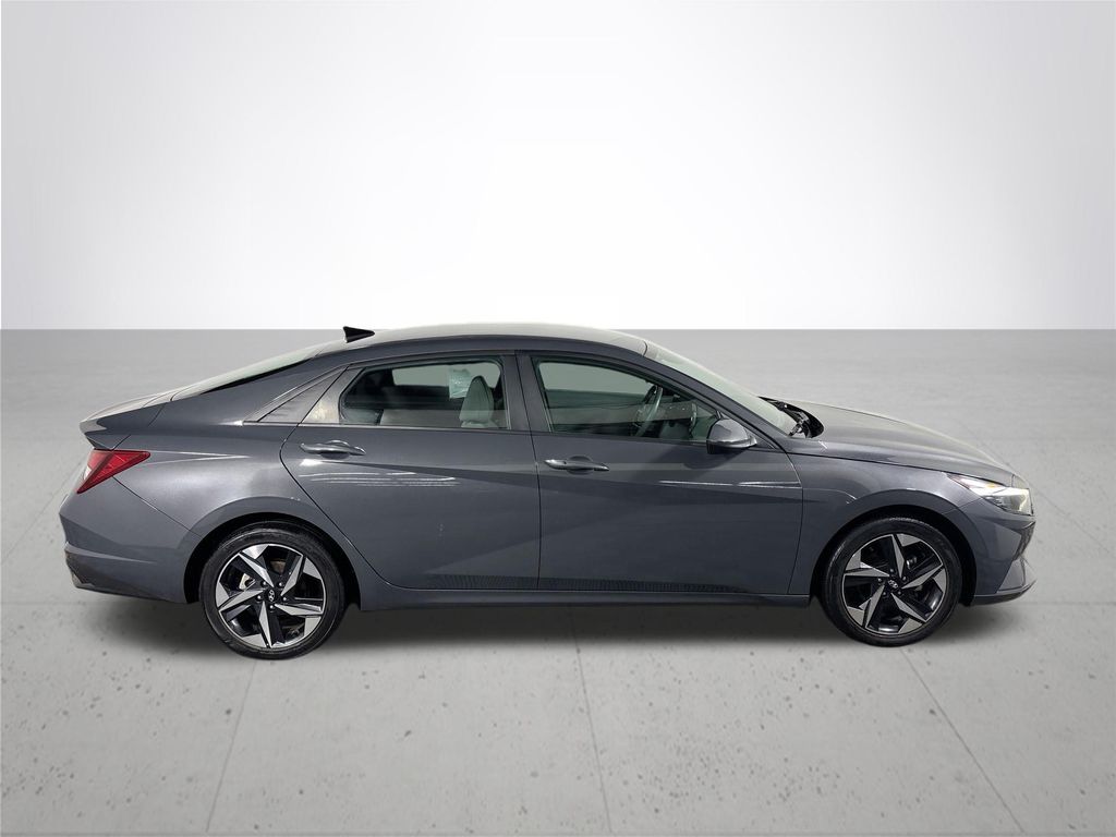 2023 Hyundai Elantra SEL photo 5